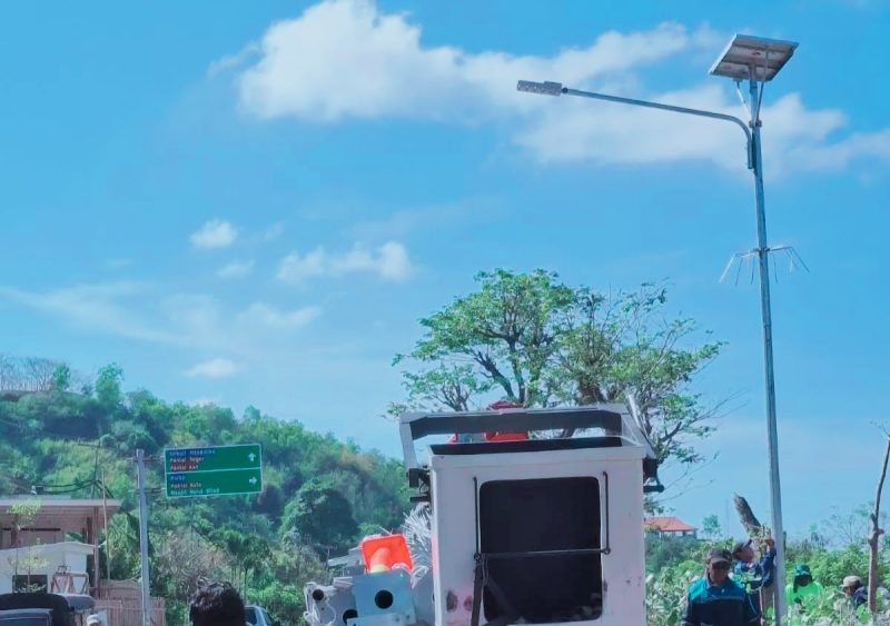 Pemasangan PJU tenaga surya di jalan bypass dekat Sirkuit Mandalika, Lombok Tengah, tahun 2025.