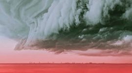 Ilustrasi hujan deras disertai angin kencang yang dapat menyebabkan pohon tumbang dan banjir. Masyarakat diimbau selalu waspada dan mengikuti informasi terkini dari BMKG untuk mengantisipasi dampak cuaca ekstrem di wilayah NTB.