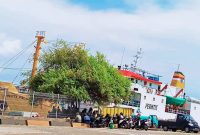 Kapal penumpang sandar di Pelabuhan Kayangan, Lombok, saat aktivitas penyebrangan dihentikan sementara akibat cuaca ekstrem di NTB.