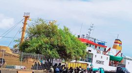 Kapal penumpang sandar di Pelabuhan Kayangan, Lombok, saat aktivitas penyebrangan dihentikan sementara akibat cuaca ekstrem di NTB.