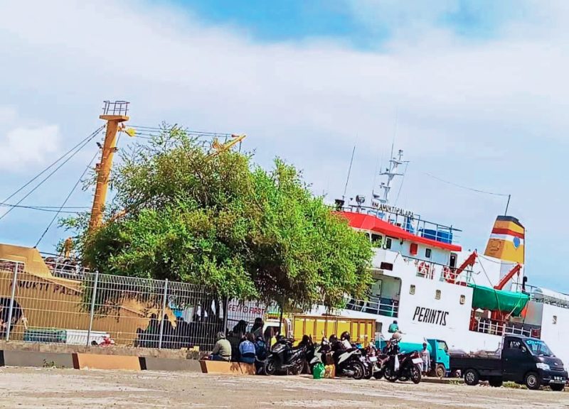 Kapal penumpang sandar di Pelabuhan Kayangan, Lombok, saat aktivitas penyebrangan dihentikan sementara akibat cuaca ekstrem di NTB.