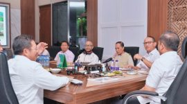 Gubernur NTB Lalu Muhamad Iqbal memimpin rapat koordinasi penanganan krisis sampah di TPA Regional Kebon Kongok bersama Wali Kota Mataram dan Bupati Lombok Barat, membahas perluasan landfill, percepatan waste to energy (WTE), serta skema pembagian anggaran 40–40–20.