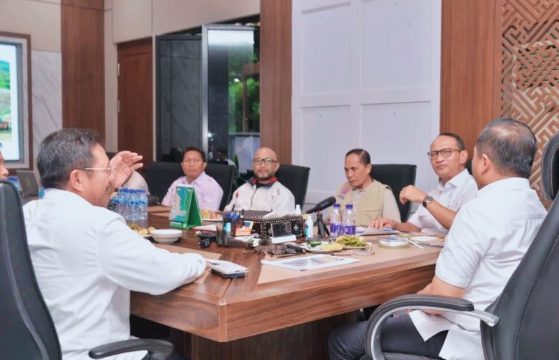 Gubernur NTB Lalu Muhamad Iqbal memimpin rapat koordinasi penanganan krisis sampah di TPA Regional Kebon Kongok bersama Wali Kota Mataram dan Bupati Lombok Barat, membahas perluasan landfill, percepatan waste to energy (WTE), serta skema pembagian anggaran 40–40–20.