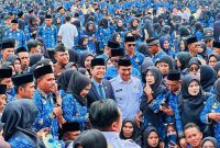 Bupati Dompu Bambang Firdaus, SE bersama Wakil Bupati Syirajuddin, SH, jajaran Forkopimda, serta para Pegawai Pemerintah dengan Perjanjian Kerja (PPPK) Paruh Waktu berfoto bersama usai penyerahan resmi Surat Keputusan (SK) pengangkatan dalam upacara di Lapangan Beringin Dompu.