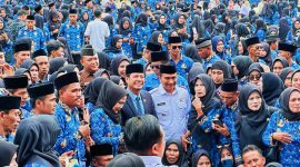 Bupati Dompu Bambang Firdaus, SE bersama Wakil Bupati Syirajuddin, SH, jajaran Forkopimda, serta para Pegawai Pemerintah dengan Perjanjian Kerja (PPPK) Paruh Waktu berfoto bersama usai penyerahan resmi Surat Keputusan (SK) pengangkatan dalam upacara di Lapangan Beringin Dompu.