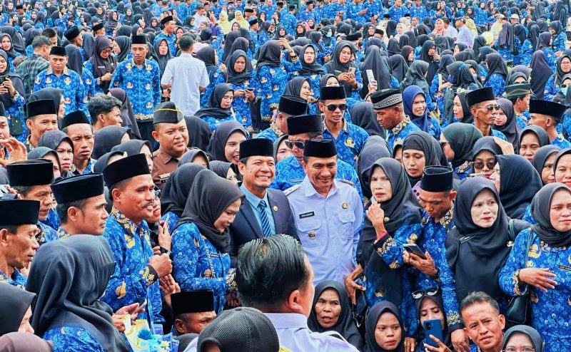 Bupati Dompu Bambang Firdaus, SE bersama Wakil Bupati Syirajuddin, SH, jajaran Forkopimda, serta para Pegawai Pemerintah dengan Perjanjian Kerja (PPPK) Paruh Waktu berfoto bersama usai penyerahan resmi Surat Keputusan (SK) pengangkatan dalam upacara di Lapangan Beringin Dompu.