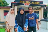 Olivia Dwi Putri (tengah) didampingi keluarga saat melaporkan dugaan penipuan pengurusan Work and Holiday Visa Australia ke aparat kepolisian. Kasus ini diduga melibatkan puluhan korban dengan total kerugian mencapai miliaran rupiah.