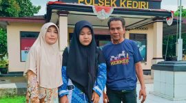 Olivia Dwi Putri (tengah) didampingi keluarga saat melaporkan dugaan penipuan pengurusan Work and Holiday Visa Australia ke aparat kepolisian. Kasus ini diduga melibatkan puluhan korban dengan total kerugian mencapai miliaran rupiah.