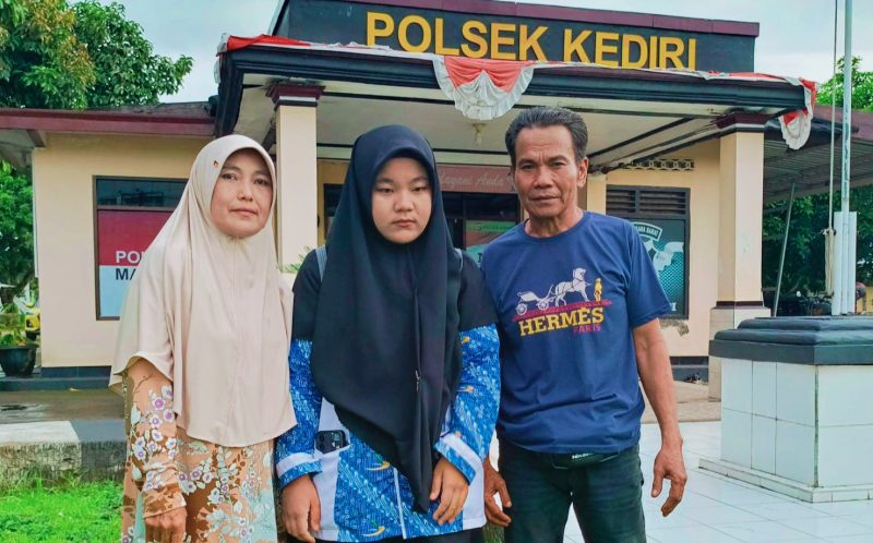 Olivia Dwi Putri (tengah) didampingi keluarga saat melaporkan dugaan penipuan pengurusan Work and Holiday Visa Australia ke aparat kepolisian. Kasus ini diduga melibatkan puluhan korban dengan total kerugian mencapai miliaran rupiah.