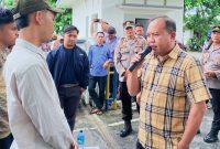 Massa aksi menggelar demonstrasi di depan Kantor Dinas PUPR Provinsi NTB, Mataram, menuntut PT AJP selaku pelaksana proyek jalan Lanangguar–Lunyuk senilai Rp19 miliar untuk di-blacklist akibat keterlambatan penyelesaian pekerjaan.