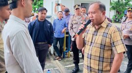 Massa aksi menggelar demonstrasi di depan Kantor Dinas PUPR Provinsi NTB, Mataram, menuntut PT AJP selaku pelaksana proyek jalan Lanangguar–Lunyuk senilai Rp19 miliar untuk di-blacklist akibat keterlambatan penyelesaian pekerjaan.