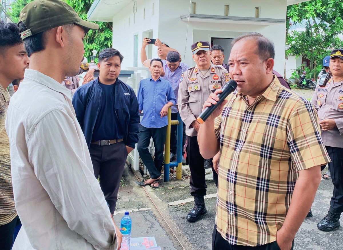 Massa aksi menggelar demonstrasi di depan Kantor Dinas PUPR Provinsi NTB, Mataram, menuntut PT AJP selaku pelaksana proyek jalan Lanangguar–Lunyuk senilai Rp19 miliar untuk di-blacklist akibat keterlambatan penyelesaian pekerjaan.