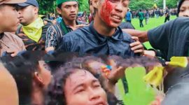 Seorang mahasiswa peserta aksi unjuk rasa  alami luka di bagian  alis mata dan giginya usai bentrokan antara massa dan aparat saat aksi Aliansi Pemuda Peduli Pariwisata (APIPI) di depan Kantor Bupati Lombok Timur, Kamis (22/01/2026). Demonstran tersebut diduga mengalami pemukulan saat pembubaran paksa aksi.