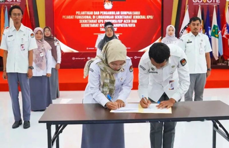 Sembilan pegawai KPU Provinsi Nusa Tenggara Barat mengikuti pelantikan jabatan fungsional Penata Kelola Pemilu yang digelar secara daring, Kamis (22/1/2026).