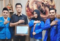  Jajaran Pengurus PMII Cabang Mataram menyerahkan piagam penghargaan kepada Kasat Reskrim Polresta Mataram, AKP I Made Dharma YP, sebagai bentuk apresiasi atas keberhasilan menekan kejahatan 3C (Curat, Curas, dan Curanmor) di wilayah hukum Polresta Mataram.