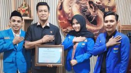  Jajaran Pengurus PMII Cabang Mataram menyerahkan piagam penghargaan kepada Kasat Reskrim Polresta Mataram, AKP I Made Dharma YP, sebagai bentuk apresiasi atas keberhasilan menekan kejahatan 3C (Curat, Curas, dan Curanmor) di wilayah hukum Polresta Mataram.