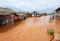 Sejumlah rumah warga di Kabupaten Sumbawa tampak terendam banjir akibat hujan berintensitas tinggi, Jumat (23/1/2026). BPBD Provinsi NTB menetapkan status Siaga Bencana Hidrometeorologi dan mengimbau masyarakat tetap waspada terhadap potensi banjir susulan dan tanah longsor.