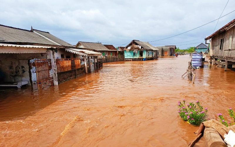 Sejumlah rumah warga di Kabupaten Sumbawa tampak terendam banjir akibat hujan berintensitas tinggi, Jumat (23/1/2026). BPBD Provinsi NTB menetapkan status Siaga Bencana Hidrometeorologi dan mengimbau masyarakat tetap waspada terhadap potensi banjir susulan dan tanah longsor.