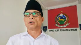 Pimpinan Komisi IV DPRD Provinsi NTB, Hasbullah Muis Konco, memberikan keterangan kepada wartawan terkait sorotan proyek Penerangan Jalan Umum (PJU) senilai Rp18 miliar yang bersumber dari APBD NTB 2025, serta rencana pemanggilan Dinas Perhubungan dan Pj Sekda NTB untuk evaluasi dan pengawasan penggunaan anggaran publik. Hal itu disampaikan usai memimpin Rapat dengan Mitra Dinas PU dan Permukiman Provinsi NTB.