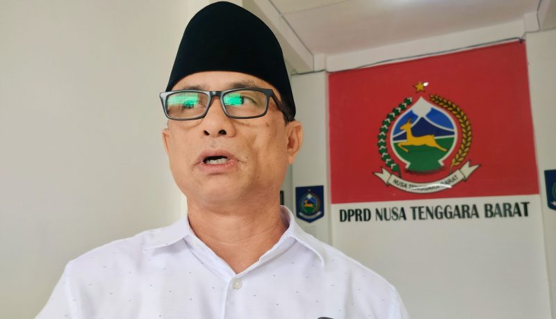 Pimpinan Komisi IV DPRD Provinsi NTB, Hasbullah Muis Konco, memberikan keterangan kepada wartawan terkait sorotan proyek Penerangan Jalan Umum (PJU) senilai Rp18 miliar yang bersumber dari APBD NTB 2025, serta rencana pemanggilan Dinas Perhubungan dan Pj Sekda NTB untuk evaluasi dan pengawasan penggunaan anggaran publik. Hal itu disampaikan usai memimpin Rapat dengan Mitra Dinas PU dan Permukiman Provinsi NTB.