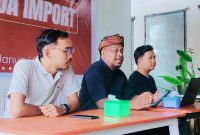 Presiden Perhimpunan Pemuda Sasak, Taupik Hidayat, saat menyampaikan sikap resmi penolakan Sekda impor di Mataram, Sabtu (24/1/2026). Pemuda Sasak NTB mendesak Presiden Prabowo Subianto mendengarkan aspirasi anak daerah terkait seleksi Sekretaris Daerah Nusa Tenggara Barat.