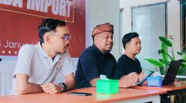 Presiden Perhimpunan Pemuda Sasak, Taupik Hidayat, saat menyampaikan sikap resmi penolakan Sekda impor di Mataram, Sabtu (24/1/2026). Pemuda Sasak NTB mendesak Presiden Prabowo Subianto mendengarkan aspirasi anak daerah terkait seleksi Sekretaris Daerah Nusa Tenggara Barat.