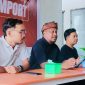 Presiden Perhimpunan Pemuda Sasak, Taupik Hidayat, saat menyampaikan sikap resmi penolakan Sekda impor di Mataram, Sabtu (24/1/2026). Pemuda Sasak NTB mendesak Presiden Prabowo Subianto mendengarkan aspirasi anak daerah terkait seleksi Sekretaris Daerah Nusa Tenggara Barat.