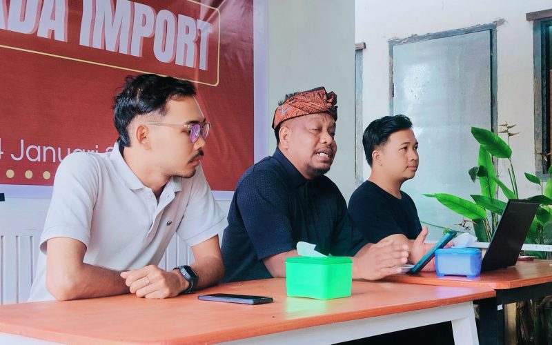 Presiden Perhimpunan Pemuda Sasak, Taupik Hidayat, saat menyampaikan sikap resmi penolakan Sekda impor di Mataram, Sabtu (24/1/2026). Pemuda Sasak NTB mendesak Presiden Prabowo Subianto mendengarkan aspirasi anak daerah terkait seleksi Sekretaris Daerah Nusa Tenggara Barat.