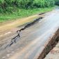 Kondisi Jalan Lintas Parado, Kabupaten Bima, tampak retak dan mengalami penurunan tanah akibat faktor alam dan pergeseran tanah, mengganggu akses transportasi serta aktivitas ekonomi warga setempat.