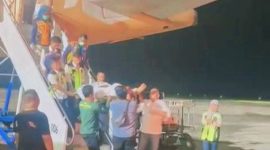 PMI asal Lombok Timur, Ahmad Saihu, tiba di Bandara Internasional Lombok dalam kondisi membutuhkan perawatan medis, dikawal Disnakertrans NTB sebelum dievakuasi ke RSUD Soedjono Selong.