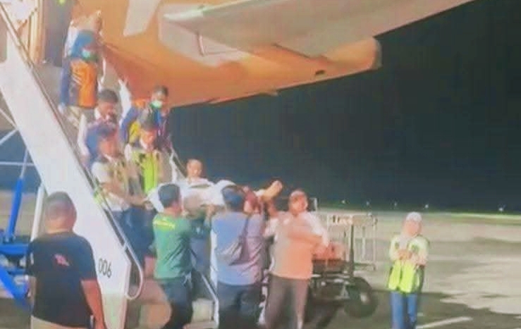 PMI asal Lombok Timur, Ahmad Saihu, tiba di Bandara Internasional Lombok dalam kondisi membutuhkan perawatan medis, dikawal Disnakertrans NTB sebelum dievakuasi ke RSUD Soedjono Selong.