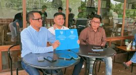 Didampingi Kedua Kuasa Hukumnya, Anggota DPRD NTB Efan Limantika memberikan pernyataan kepada media terkait berakhirnya perkara melalui pendekatan Restorative Justice 