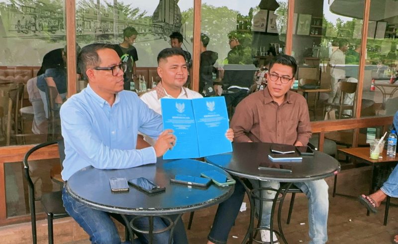 Didampingi Kedua Kuasa Hukumnya, Anggota DPRD NTB Efan Limantika memberikan pernyataan kepada media terkait berakhirnya perkara melalui pendekatan Restorative Justice 