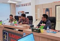 Suasana Rapat Pengharmonisasian dan Review Peraturan Gubernur di Aula Kanwil Kementerian Hukum NTB. Jajaran Kanwil Kemenkum NTB bersama perwakilan Pemerintah Provinsi NTB tampak mengikuti pembahasan regulasi daerah sebagai upaya memastikan keselarasan Pergub dengan ketentuan hukum nasional.