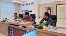 Suasana Rapat Pengharmonisasian dan Review Peraturan Gubernur di Aula Kanwil Kementerian Hukum NTB. Jajaran Kanwil Kemenkum NTB bersama perwakilan Pemerintah Provinsi NTB tampak mengikuti pembahasan regulasi daerah sebagai upaya memastikan keselarasan Pergub dengan ketentuan hukum nasional.