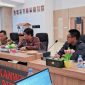 Suasana Rapat Pengharmonisasian dan Review Peraturan Gubernur di Aula Kanwil Kementerian Hukum NTB. Jajaran Kanwil Kemenkum NTB bersama perwakilan Pemerintah Provinsi NTB tampak mengikuti pembahasan regulasi daerah sebagai upaya memastikan keselarasan Pergub dengan ketentuan hukum nasional.
