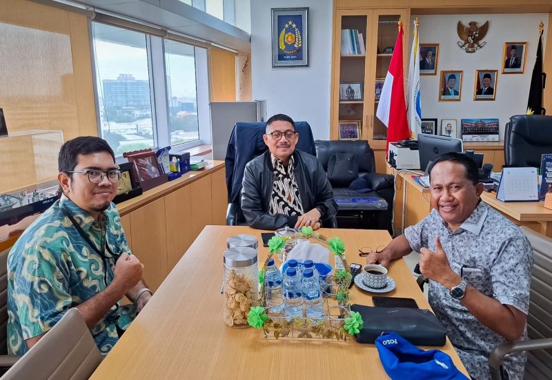 Kepala Dinas Kelautan dan Perikanan Provinsi NTB, Muslim, ST., M.Si., saat melakukan pertemuan koordinasi dengan Direktur Pengawasan Perikanan Sumber Daya Perikanan (PPSDP) Kementerian Kelautan dan Perikanan Republik Indonesia (KKP RI)  Halid K. Jusuf di Jakarta, membahas penguatan pengawasan usaha kelautan dan perikanan serta penyusunan Pergub sanksi administratif.