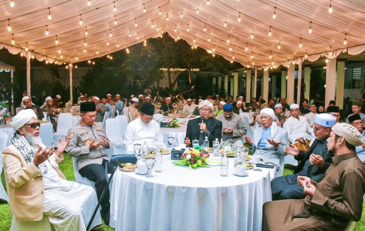 Gubernur NTB Lalu Muhamad Iqbal bersama Kapolda NTB Irjen Pol Edy Murbowo dan para ulama, tuan guru, serta masyaikh saat Majelis Silaturahmi Ulama dan Umara di Pendopo Gubernur NTB, Mataram, Sabtu (24/1/2026), sebagai ikhtiar memperkuat persatuan dan keberkahan menuju NTB Makmur Mendunia.