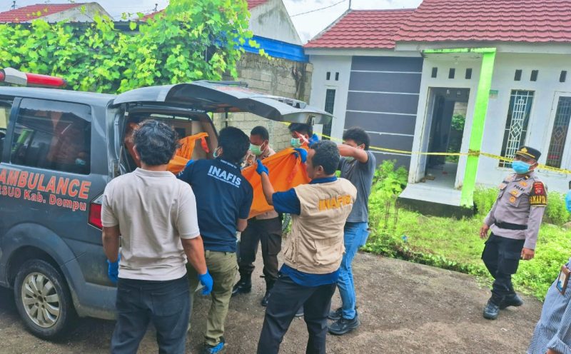 Petugas Pamapta Polres Dompu bersama Tim Inafis dan tenaga medis mengevakuasi jenazah korban dari lokasi kejadian di BTN Muezza Artaya Residence, Kelurahan Bada, Kecamatan Dompu, untuk dibawa menggunakan ambulans ke rumah sakit guna keperluan pemeriksaan medis dan penyelidikan lebih lanjut, Jumat (23/1/2026).