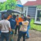 Petugas Pamapta Polres Dompu bersama Tim Inafis dan tenaga medis mengevakuasi jenazah korban dari lokasi kejadian di BTN Muezza Artaya Residence, Kelurahan Bada, Kecamatan Dompu, untuk dibawa menggunakan ambulans ke rumah sakit guna keperluan pemeriksaan medis dan penyelidikan lebih lanjut, Jumat (23/1/2026).