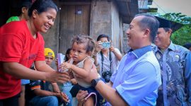 Gubernur NTB, Lalu Muhamad Iqbal, meninjau kondisi warga di kawasan perkampungan tidak layak huni di Kelurahan Uma Sima, Kabupaten Sumbawa, Rabu (29/10) sore, sebagai bagian dari upaya Pemprov NTB dalam memperkuat intervensi penanganan stunting dan peningkatan kualitas hidup masyarakat.