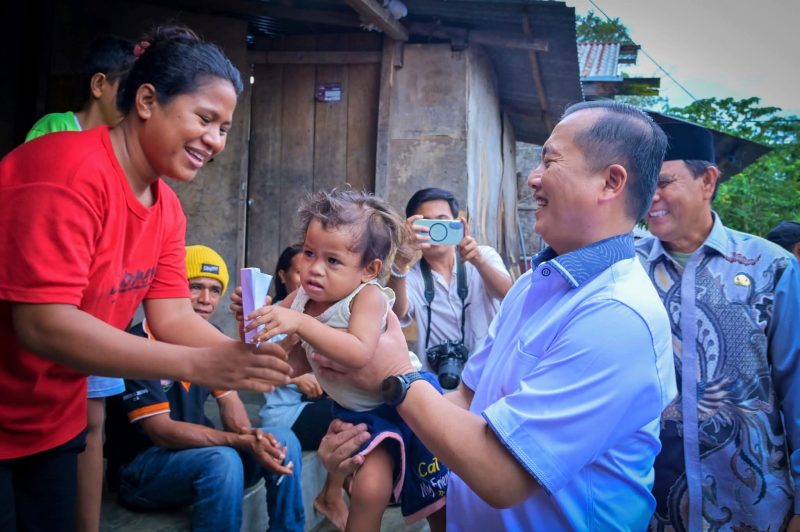 Gubernur NTB, Lalu Muhamad Iqbal, meninjau kondisi warga di kawasan perkampungan tidak layak huni di Kelurahan Uma Sima, Kabupaten Sumbawa, Rabu (29/10) sore, sebagai bagian dari upaya Pemprov NTB dalam memperkuat intervensi penanganan stunting dan peningkatan kualitas hidup masyarakat.