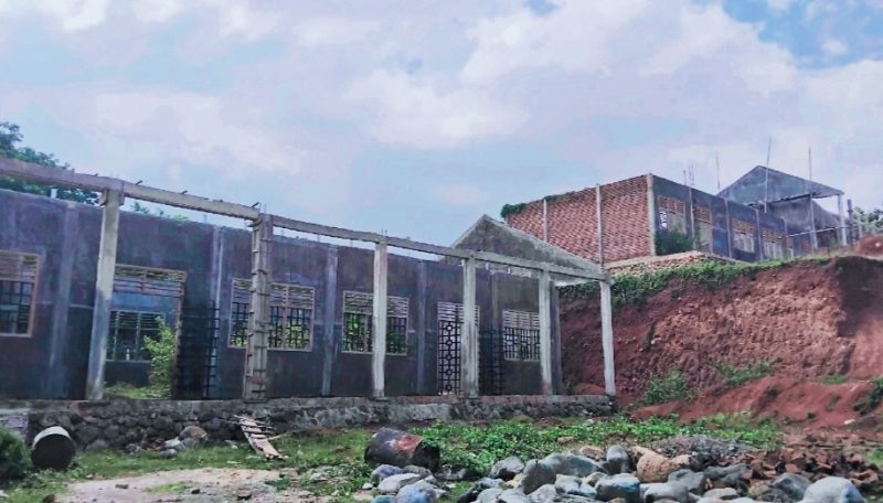 Suasana bangunan seperti ‘Rumah Hantu’ di SMAN 1 Parado Bima, ruang kelas yang belum selesai dibangun dan mulai ditumbuhi semak belukar, terlihat terbengkalai di tengah hujan, Senin (26/1/2026). Siswa terpaksa belajar dengan sistem sif (shift) agar proses KBM tetap berjalan.