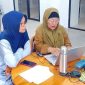 Pendamping PLUT KUMKM NTB, Hj. Nini Suhaini, memberikan pendampingan pengurusan Nomor Induk Berusaha (NIB), akses pembiayaan, dan fasilitasi Sertifikat Halal kepada pelaku UKM di PLUT KUMKM Provinsi NTB, Mataram, Senin (26/1/2026).
