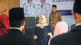 Wakil Gubernur Nusa Tenggara Barat, Hj. Indah Dhamayanti Putri (Umi Dinda), saat melantik dan mengambil sumpah jabatan 26 Kepala Sekolah SMA/SMK se-NTB di Kantor Dinas Pendidikan, Pemuda, dan Olahraga Provinsi NTB, Mataram, Senin (26/1/2026). Pelantikan tersebut menekankan integritas, profesionalisme, dan peningkatan mutu pendidikan di Nusa Tenggara Barat.