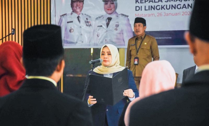 Wakil Gubernur Nusa Tenggara Barat, Hj. Indah Dhamayanti Putri (Umi Dinda), saat melantik dan mengambil sumpah jabatan 26 Kepala Sekolah SMA/SMK se-NTB di Kantor Dinas Pendidikan, Pemuda, dan Olahraga Provinsi NTB, Mataram, Senin (26/1/2026). Pelantikan tersebut menekankan integritas, profesionalisme, dan peningkatan mutu pendidikan di Nusa Tenggara Barat.