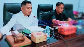 Ketua Panitia Khusus (Pansus) Aset DPRD Kota Bima, Abdul Rabbi Syahrir, memimpin rapat internal bersama Tim Pakar DPRD Kota Bima dalam rangka konsolidasi dan penelusuran aset daerah, di Ruang Banggar DPRD Kota Bima, Senin (26/1/2026).