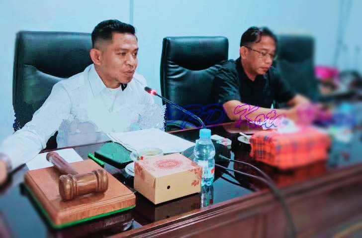 Ketua Panitia Khusus (Pansus) Aset DPRD Kota Bima, Abdul Rabbi Syahrir, memimpin rapat internal bersama Tim Pakar DPRD Kota Bima dalam rangka konsolidasi dan penelusuran aset daerah, di Ruang Banggar DPRD Kota Bima, Senin (26/1/2026).