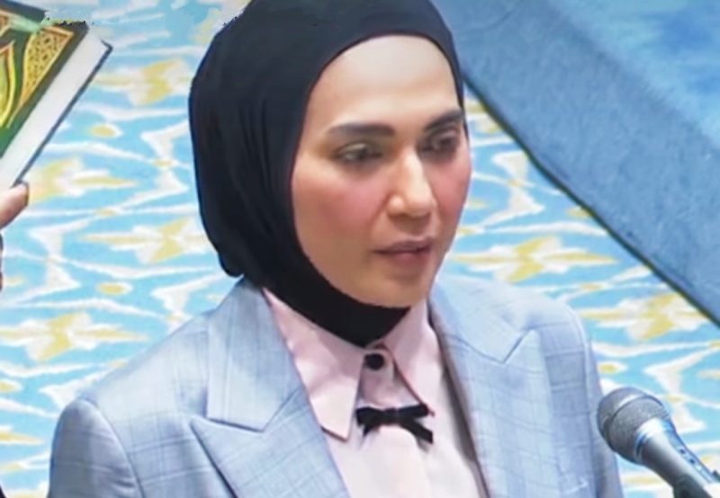 Sari Yuliati mengucapkan sumpah jabatan sebagai Wakil Ketua DPR RI Koordinator Bidang Ekonomi dan Keuangan dengan Al-Qur’an diletakkan di atas kepala, dipandu oleh Ketua Mahkamah Agung, dalam Rapat Paripurna DPR RI di Kompleks Parlemen, Senayan, Jakarta.