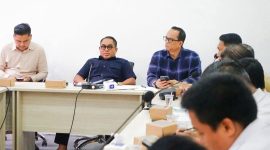DPRD Provinsi NTB saat menerima audiensi warga Desa Kabul, Kecamatan Praya Barat Daya, Lombok Tengah, terkait penanganan banjir tahunan akibat pendangkalan Sungai Pengga, Selasa (27/1/2026).